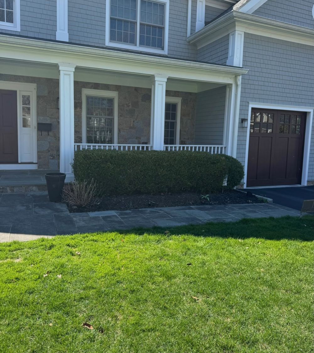 Front walkway garden bed at the Continental Road property before renovation